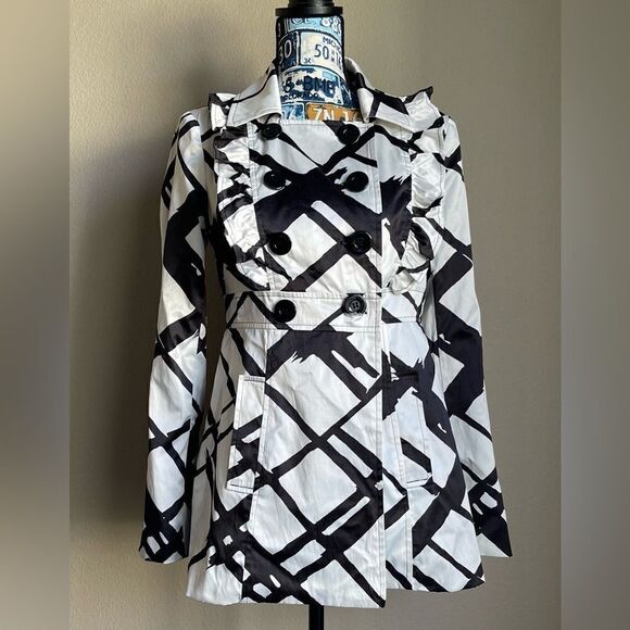 Takara Tops - EUC Black and White ruffled blouse/jacket.